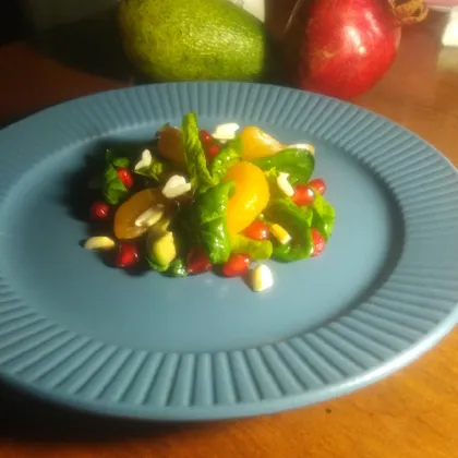 Салат с мандарином шпинатом и авокадо