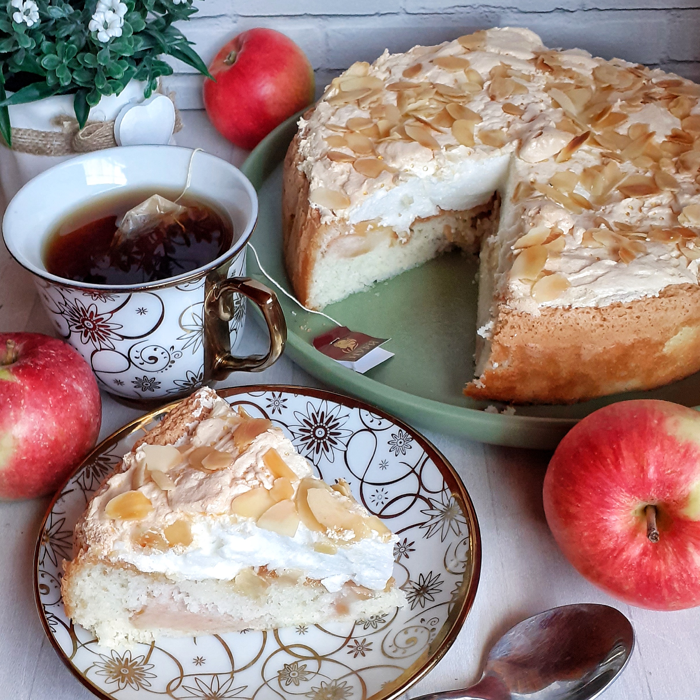 Шарлотка с яблоками под нежной меренгой с миндальными лепестками 