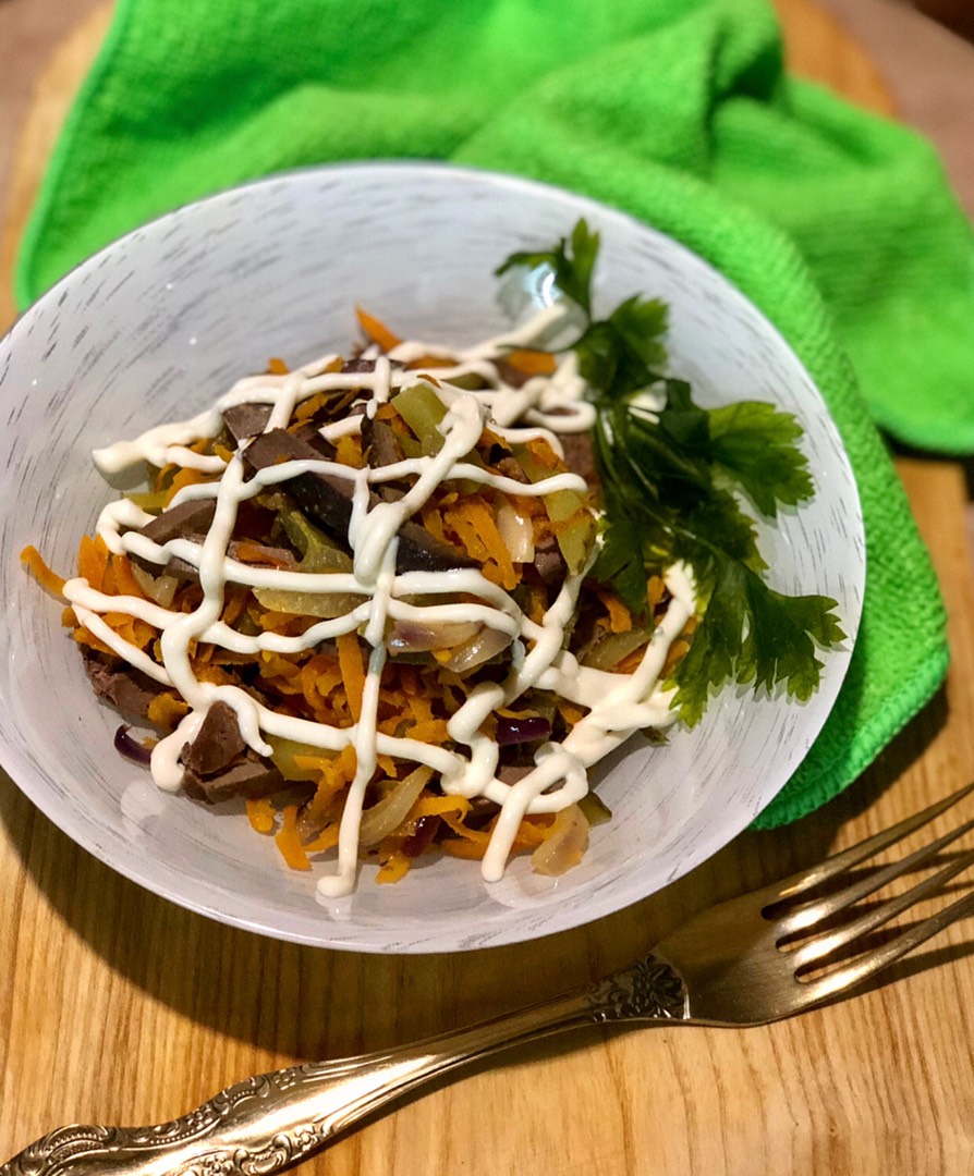 Слоёный салат из печени с морковью и солеными огурчиками рецепт с фото пошагово - баштрен.рф