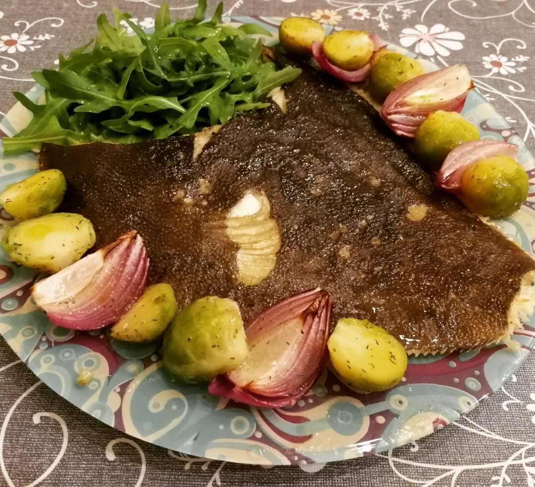 Камбала с овощами