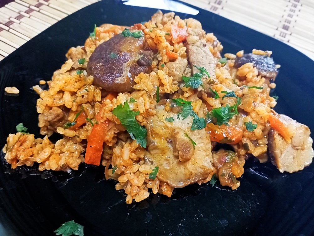 Рис со свининой и шиитаке с манговым соусом в паназиатском стиле