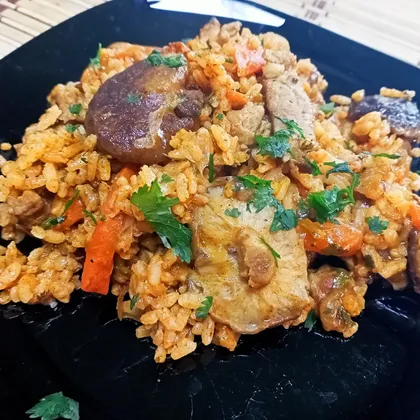 Рис со свининой и шиитаке с манговым соусом в паназиатском стиле