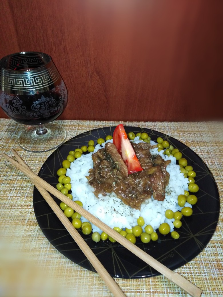 Варёный рис с подливой из говядины и корня сельдерея (лопуха)