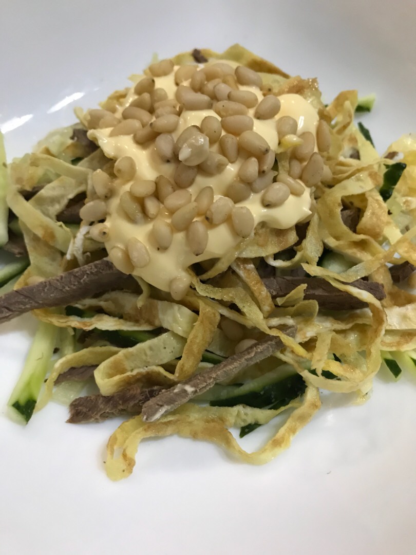 Салат «Мясной каприз» с яичным блинчиком