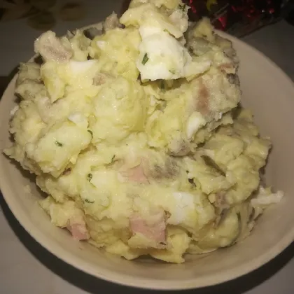 Мясной салат с колбасой
