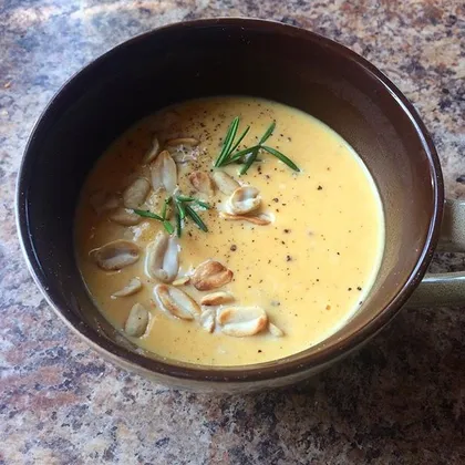 Тыквенный суп-пюре с жареным арахисом
