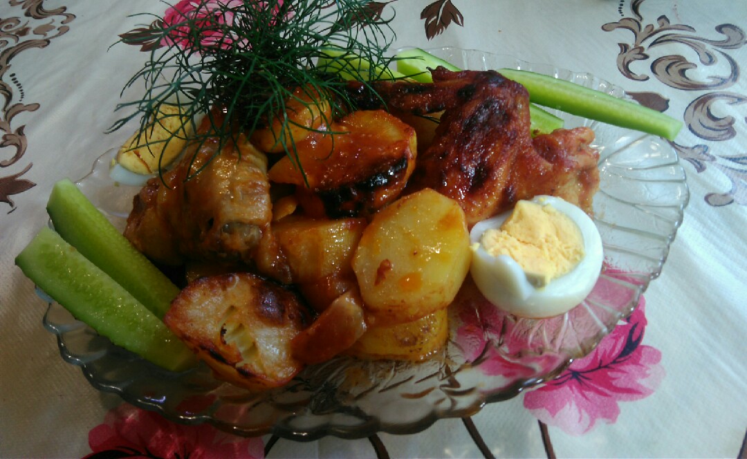 Куриные крылышки с картофелем под соусом по-грузински