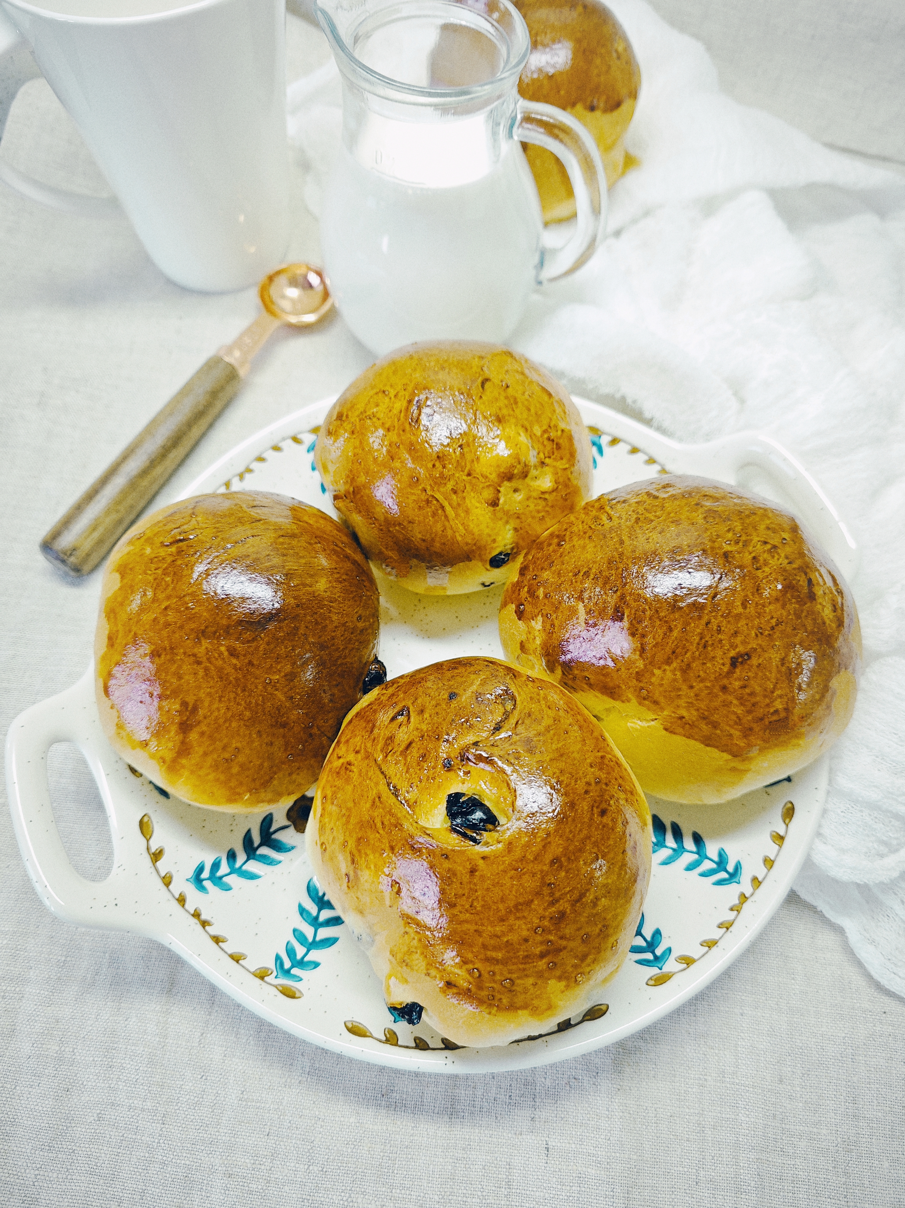 Сдобные булочки с изюмом