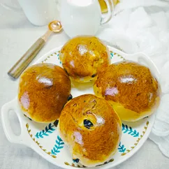 Сдобные булочки с изюмом