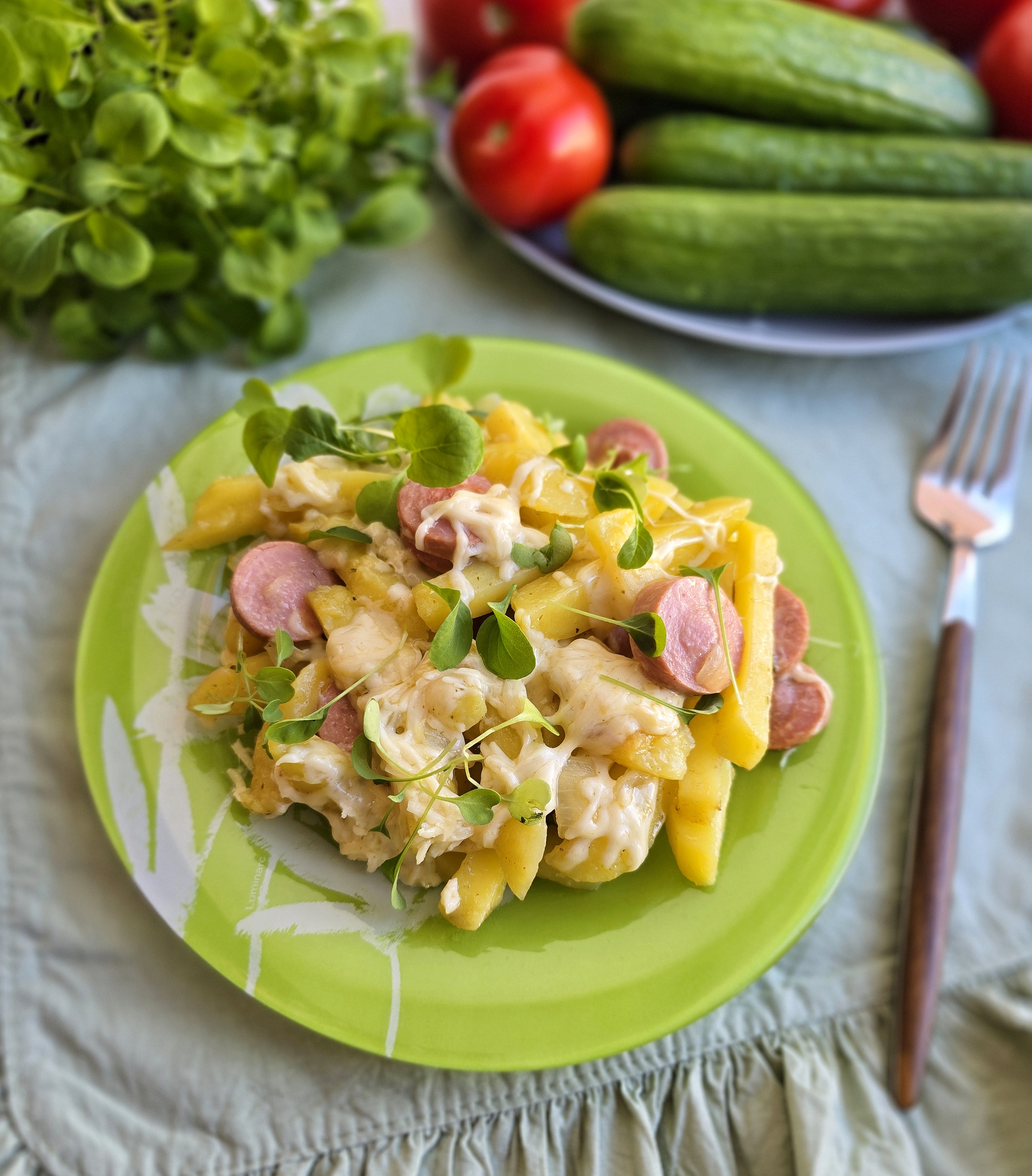 Жареный картофель с сыром и сосисками 