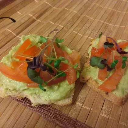 Бутерброды с авокадо и микрозеленью