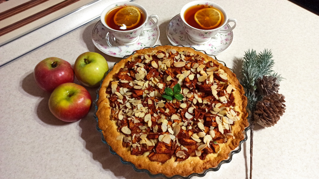 Яблочный пирог с творогом и меренгой