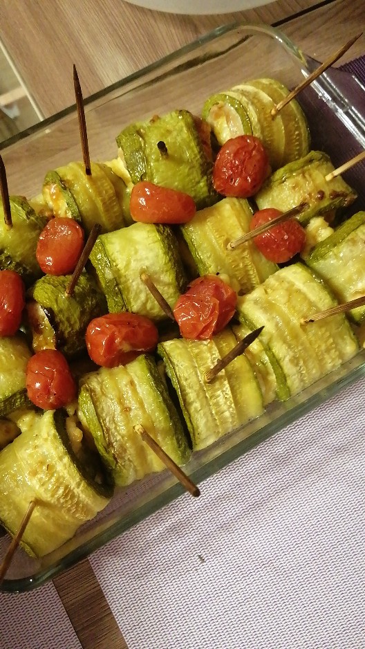 Рулетики из кабачков с курицей и сыром