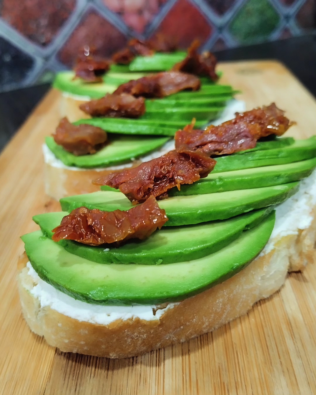 Брускетты с творожным сыром, авокадо и вялеными томатами