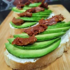 Брускетты с творожным сыром, авокадо и вялеными томатами