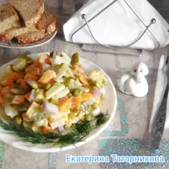 Салат морковно-яблочный с консервированным зелëным горошком