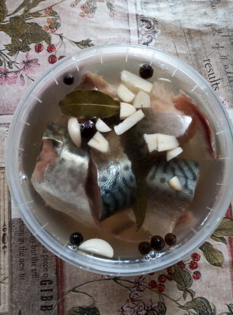 Пряная скумбрия с чесноком