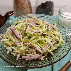 Салат из редьки, соленых огурцов и ветчины с кедровыми орехами