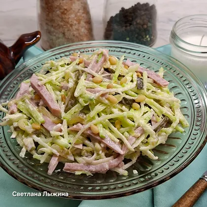 Салат из редьки, соленых огурцов и ветчины с кедровыми орехами