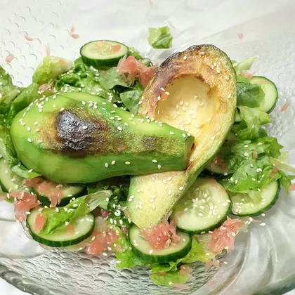 Зеленый салат с жареным авокадо и сегментами свити