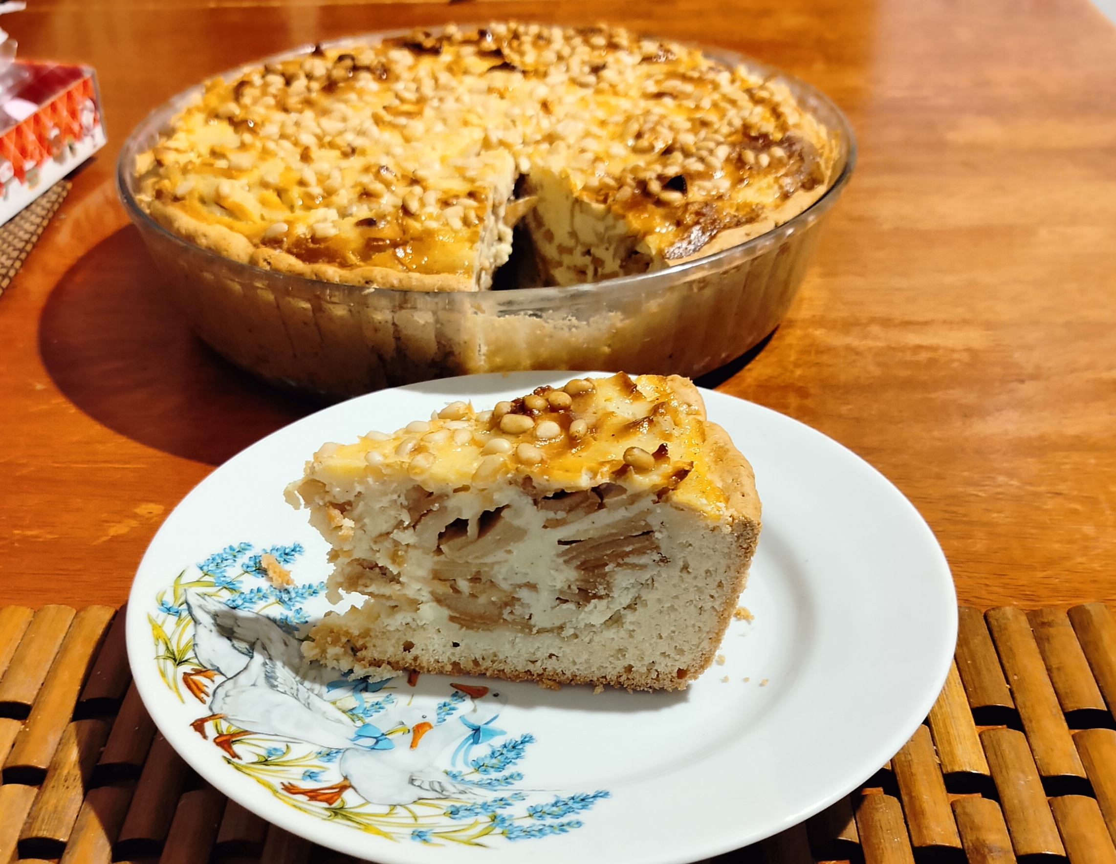 Яблочный пирог с кедровыми орешками