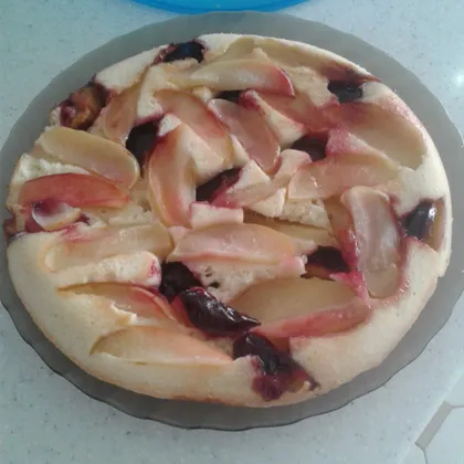 Пирог с яблоком и сливой
