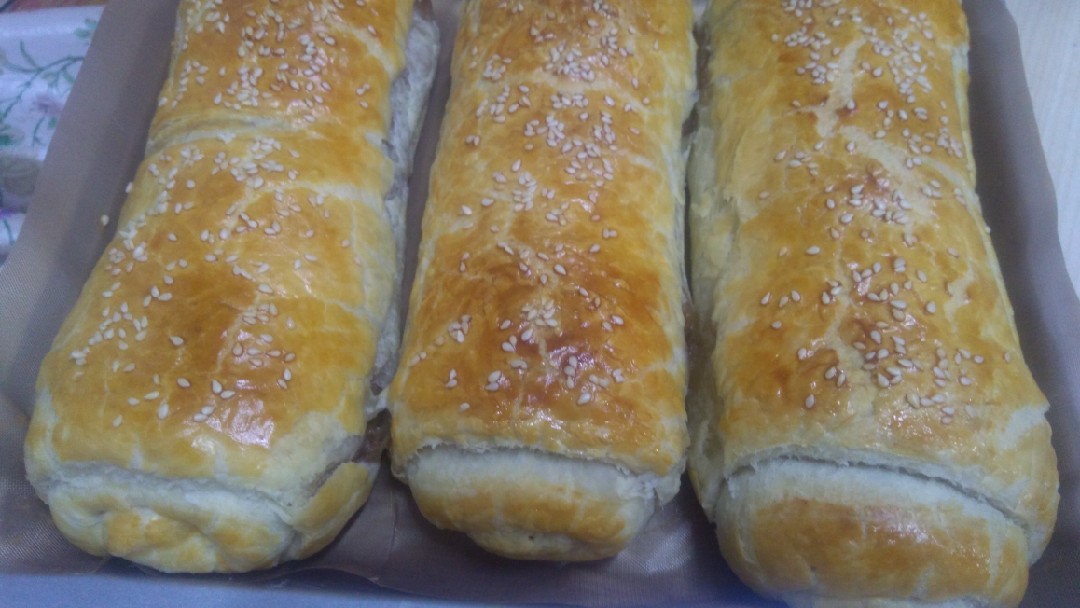 Рулеты из слоёного теста с грушей