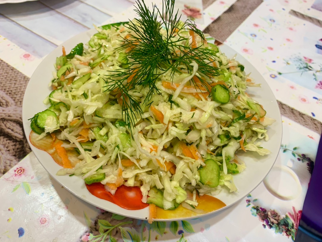 Летний салат из ранней капусты с морковью и свежими огурцами