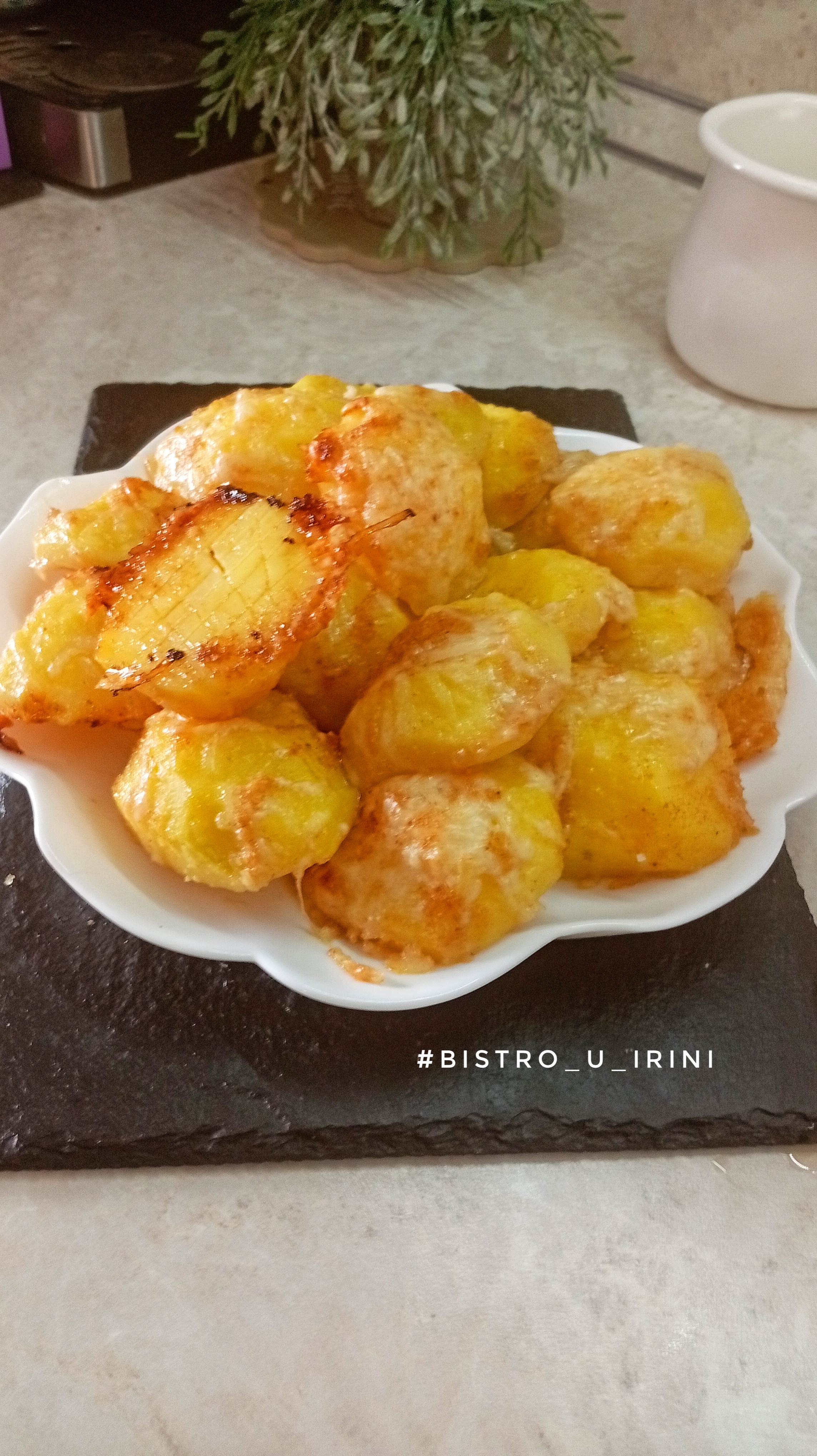 Деревенский картофель под сырным соусом