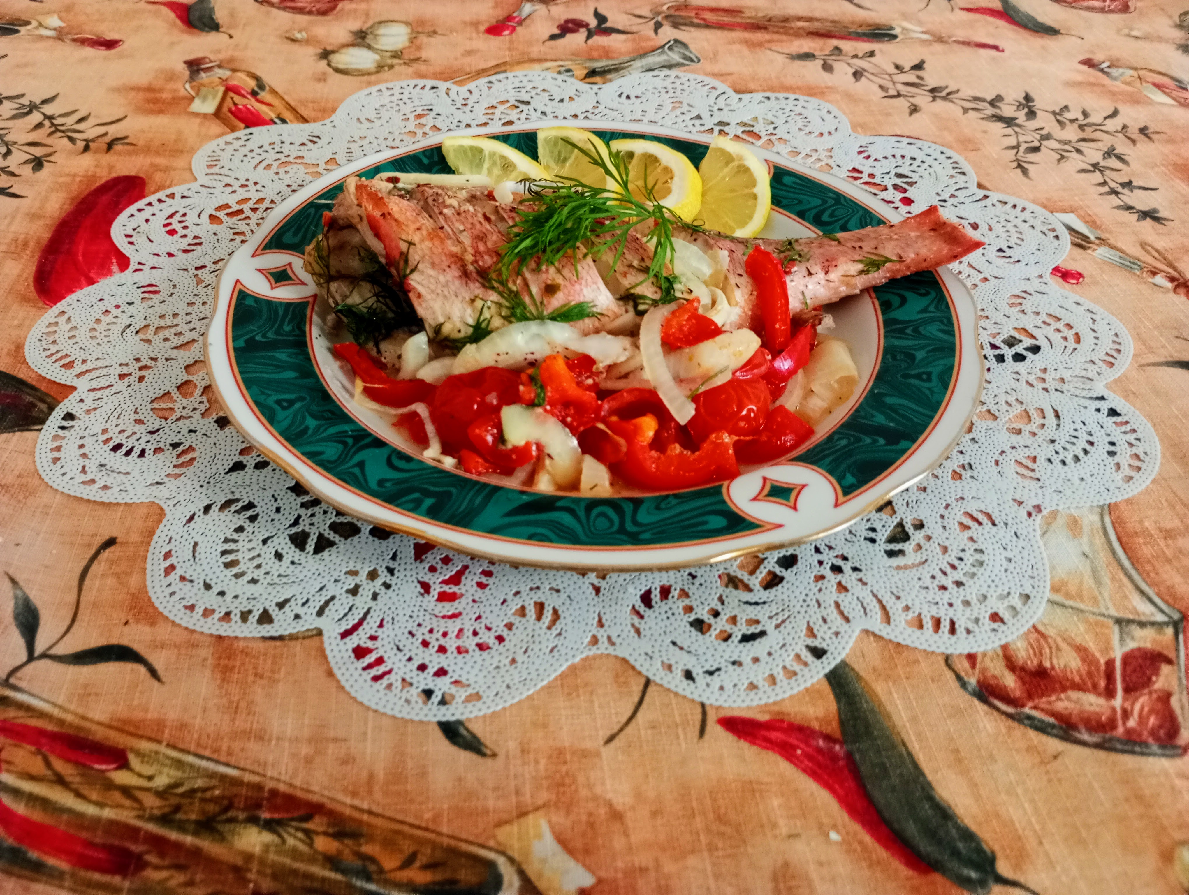 Морской окунь запеченный в духовке с овощами
