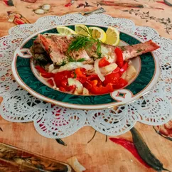 Морской окунь запеченный в духовке с овощами
