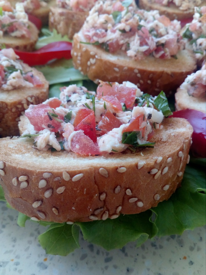 Брускетта с томатом и куриной грудкой
