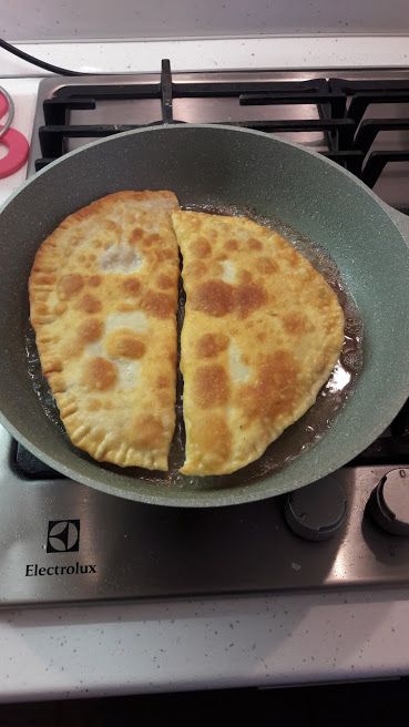 Домашние чебуреки с мясом на сковороде