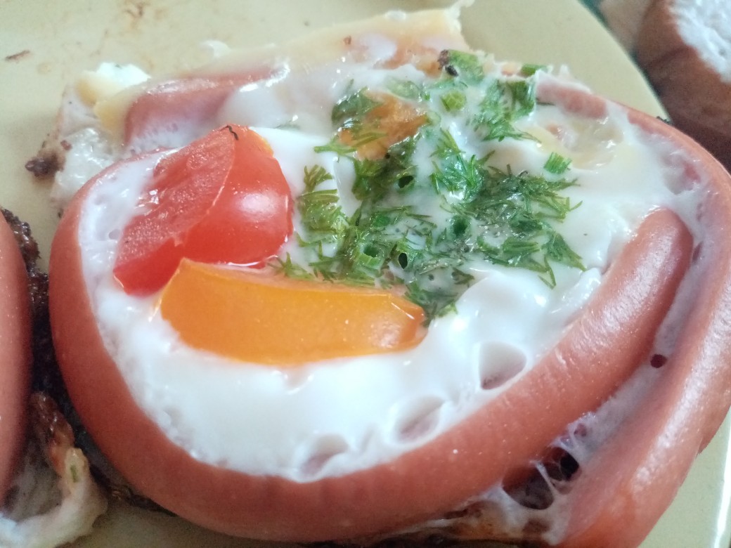 Яйцо запечённое в сосиске с овощами