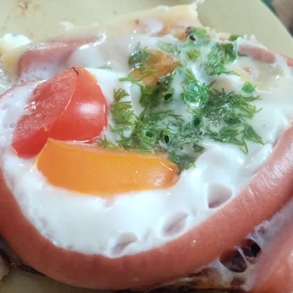 Яйцо запечённое в сосиске с овощами