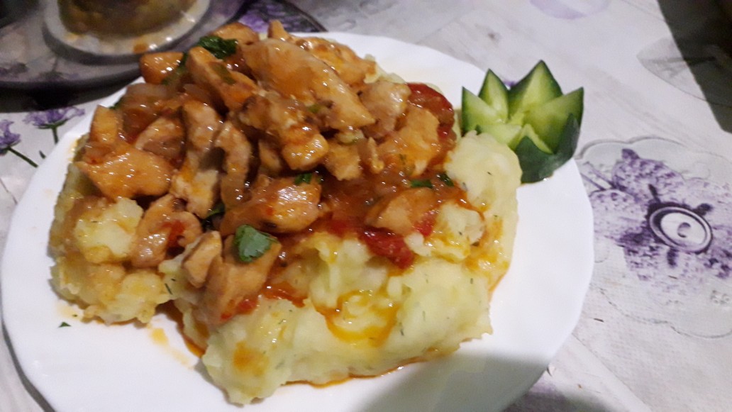 Куриный гуляш с картошкой пюре