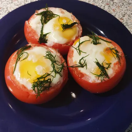 Яйца запечённые в помидорах