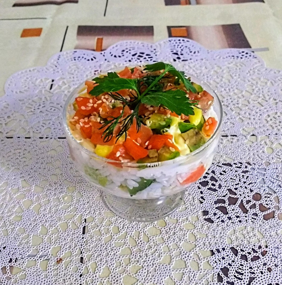 Салат с авокадо, рисом, красной рыбой и огурцом