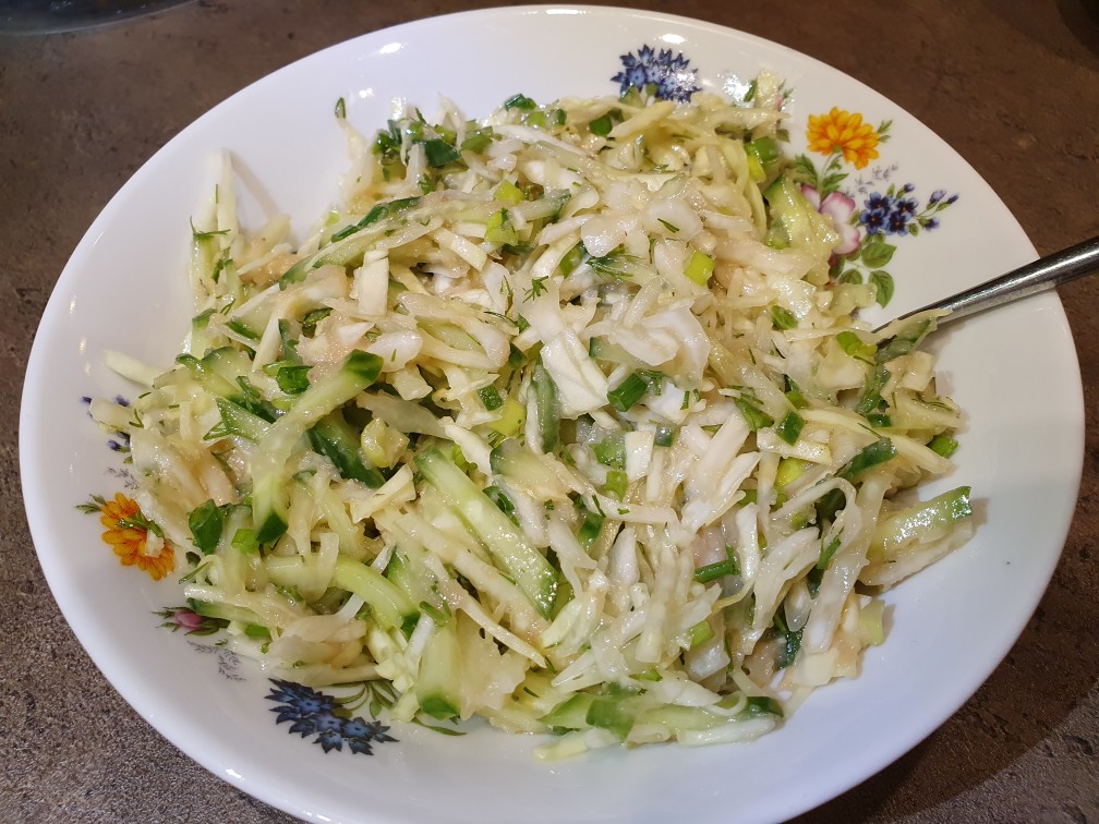 Салат капустный с икрой минтая