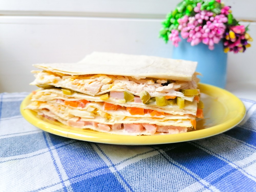 Закусочный торт с курицей и овощами