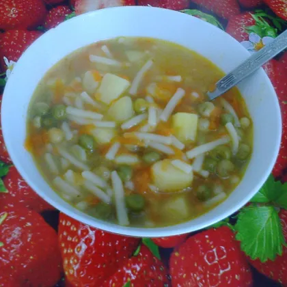 Суп с зеленым горошком и лапшой