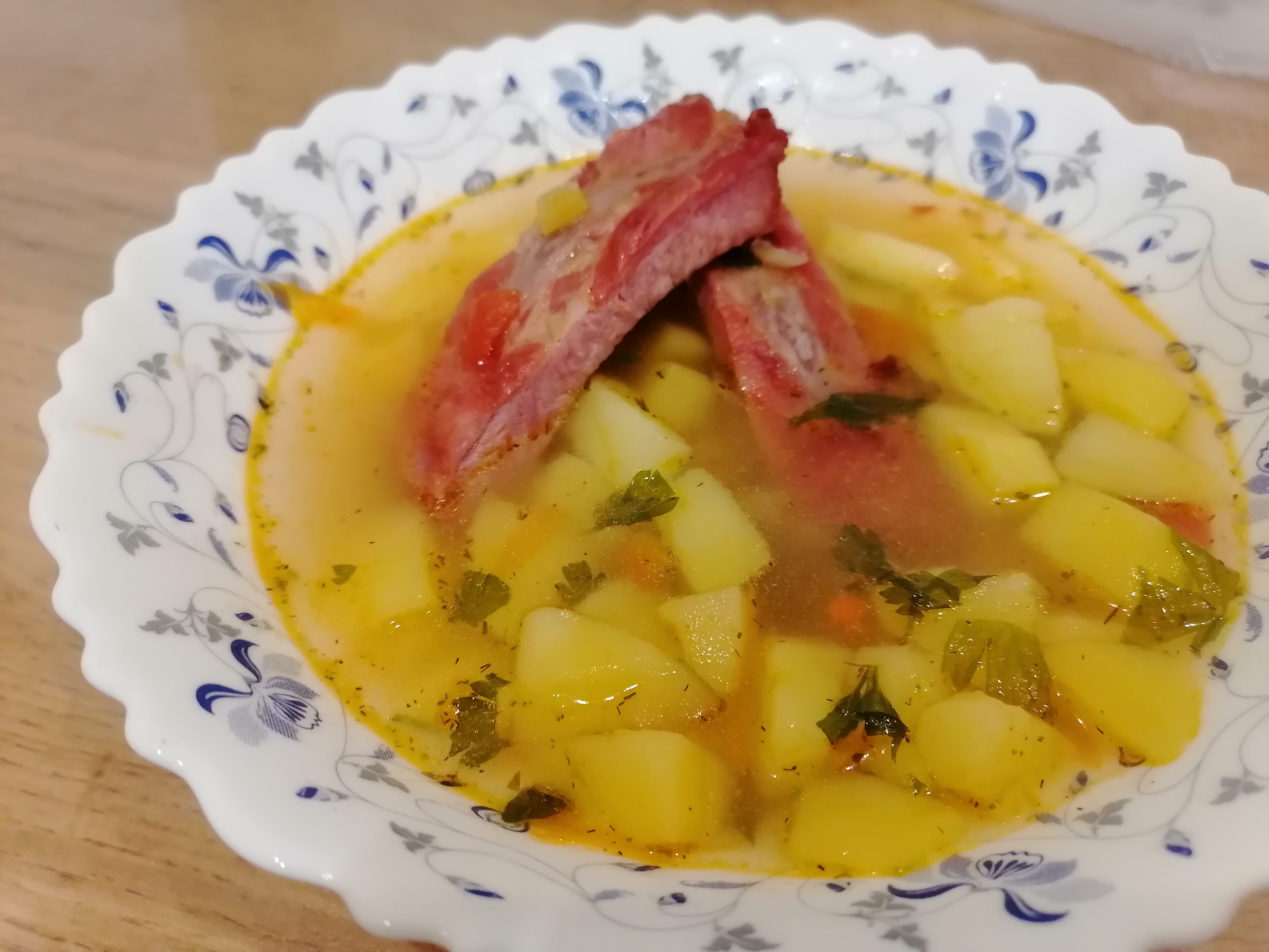 Картофельный суп с копчёным ребрышками 