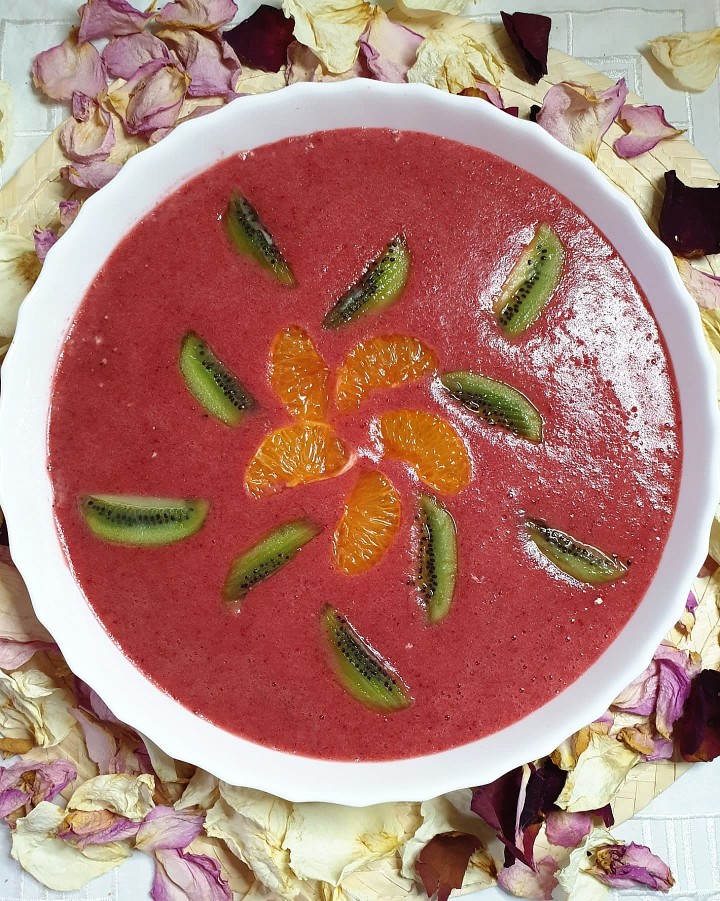 Торт из печенья с клубничной начинкой