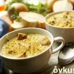 Французская роскошь: луковый суп с крутонами и сухим вином