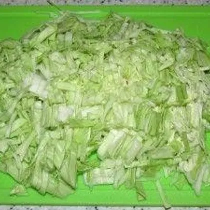 Приготовление капустного салата с копчёной грудкой и кукурузой:
