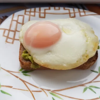 Бутерброд с яйцом и авокадо 🥚🥑