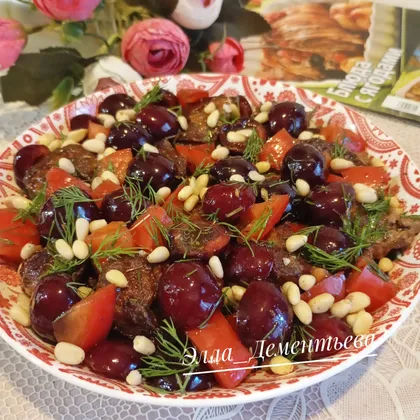 Салат с куриной печенью, черешней и помидорами