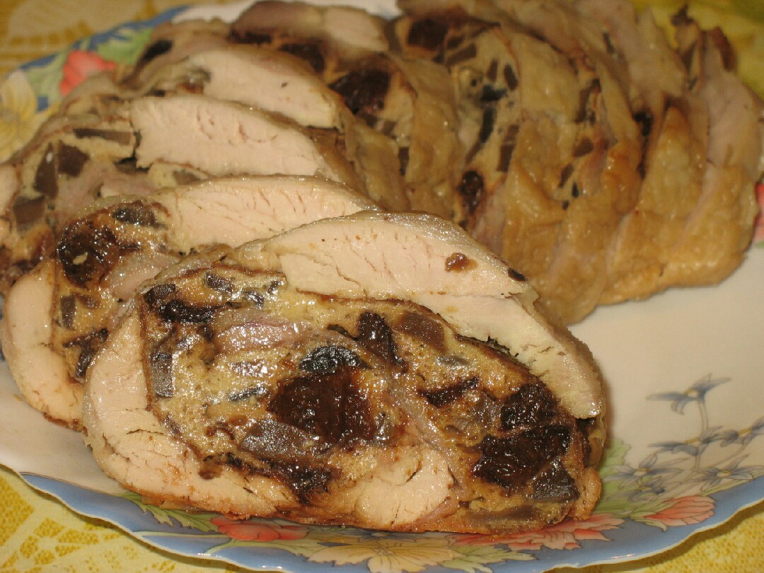 Рулет куриный с черносливом