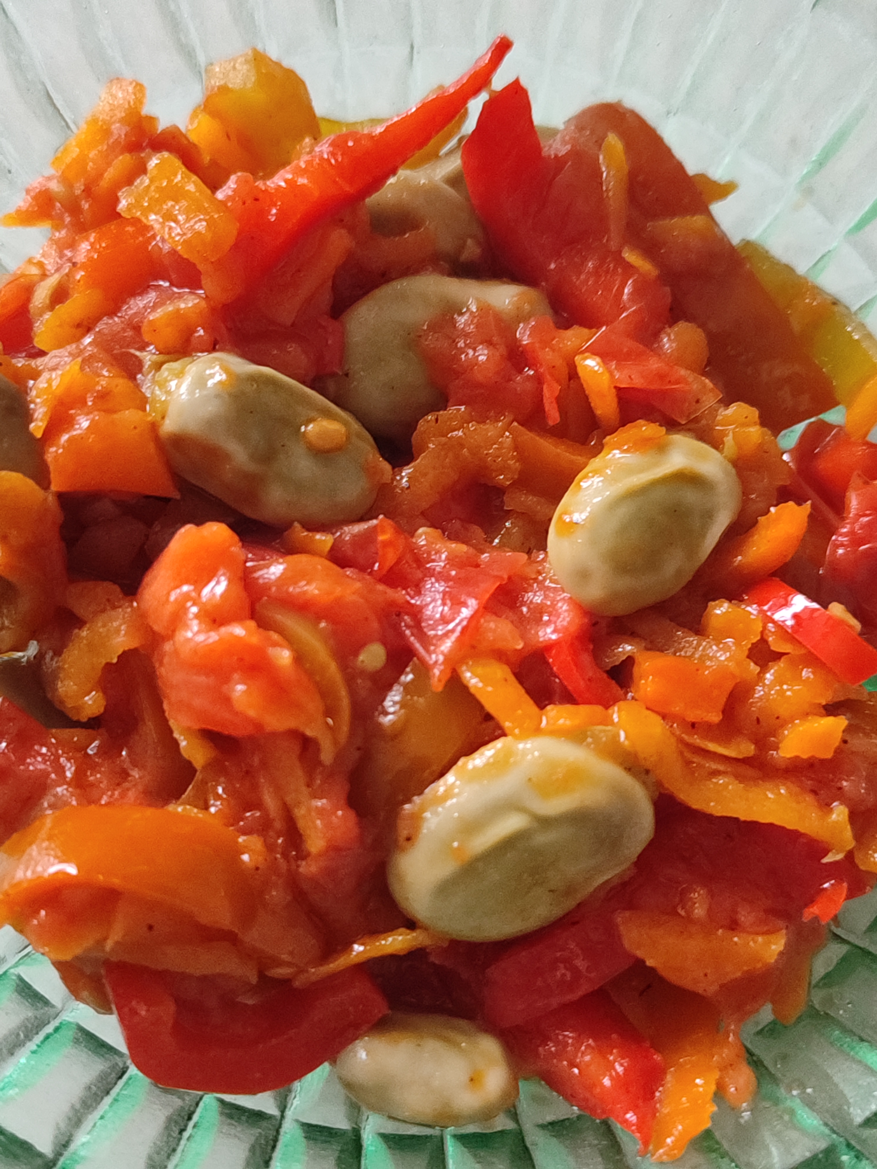 Тушеные бобы с морковью, перцем и помидорами