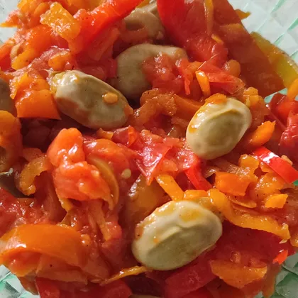Тушеные бобы с морковью, перцем и помидорами